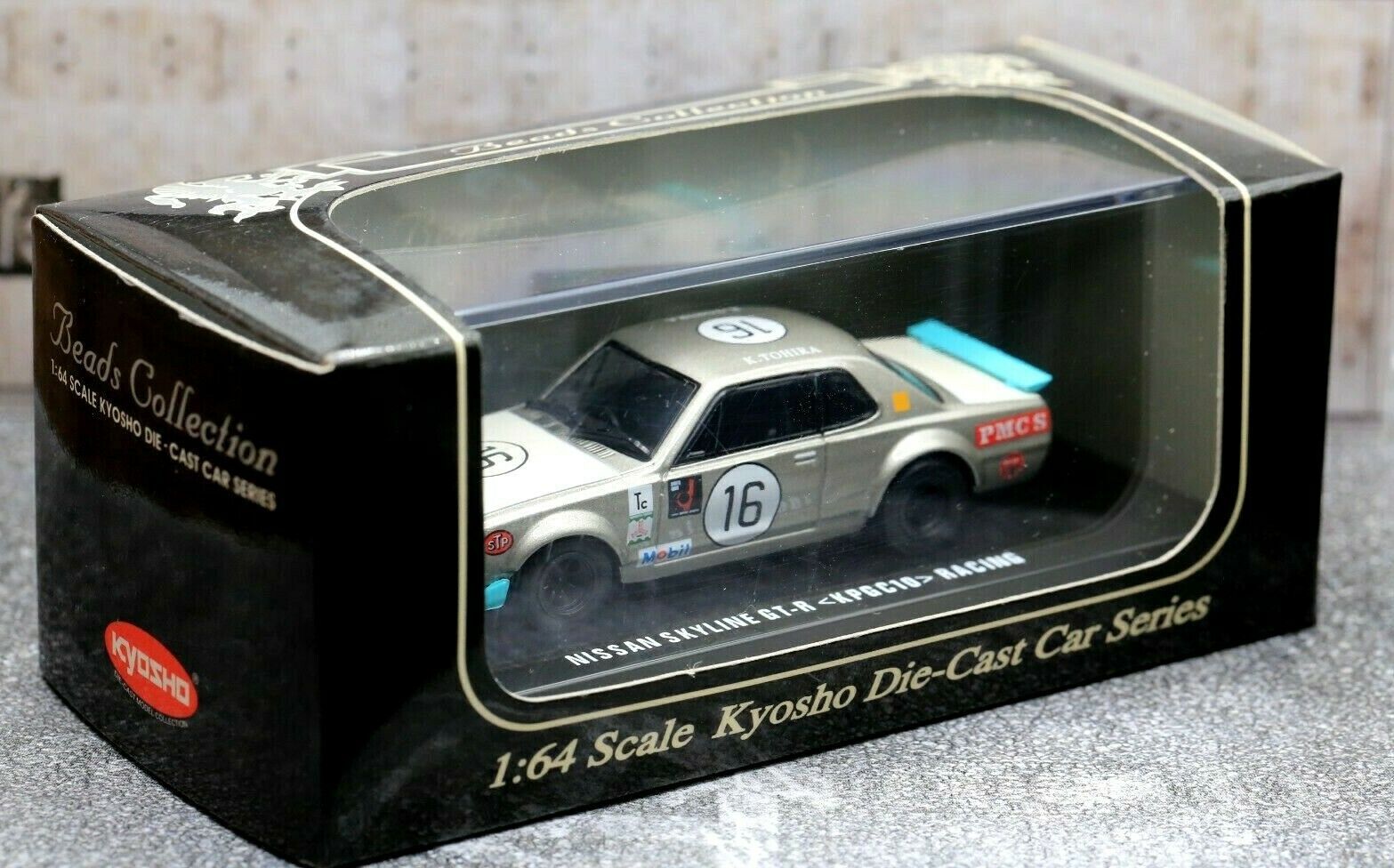 Nissan Skyline 2000 GT-R ミニカー 1/64 スケール Tarmac Works 1/64 Nissan Skyline 2000GT-R (KPGC10) Black