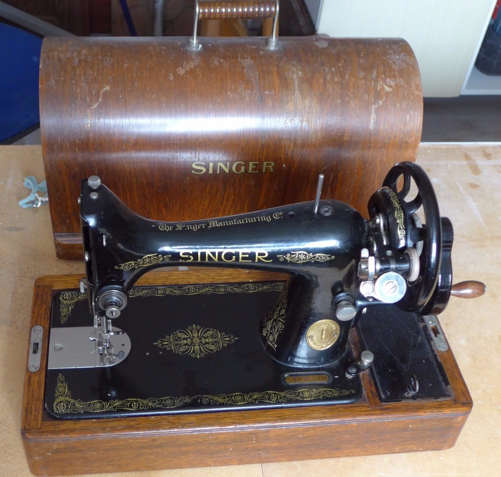 Singer hand crank sewing machine. in Stonehaven, Aberdeenshire Gumtree