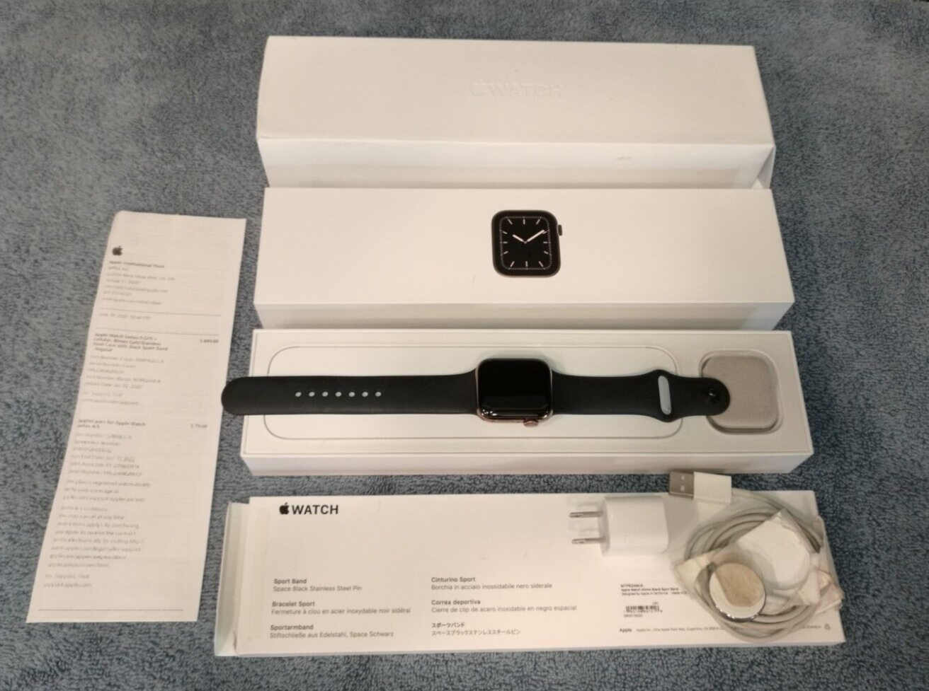 Apple Watch Series 5 40mm GPS Gold case Aluminum Black Band Apple Watch Series 5 40mm GPS Gold case Aluminum Black Band