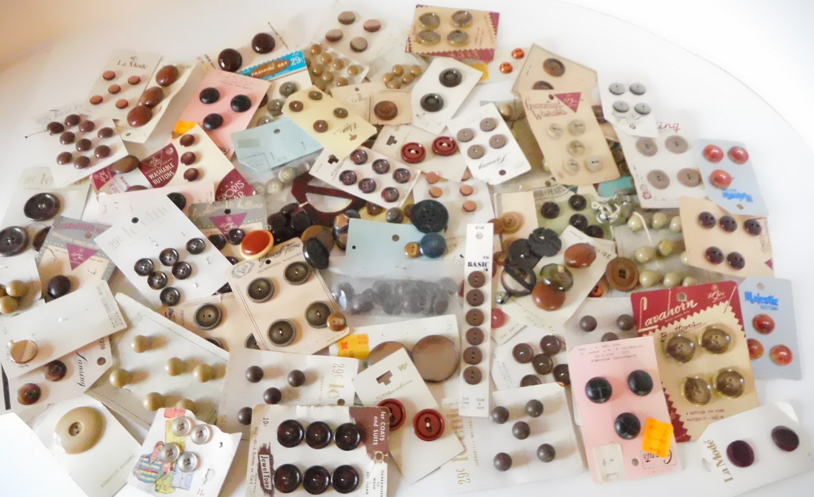 VINTAGE NEW UNUSED LOT OF 100+ NEUTRALS TO BROWN ASST. BUTTONS - MOST ON CARDS