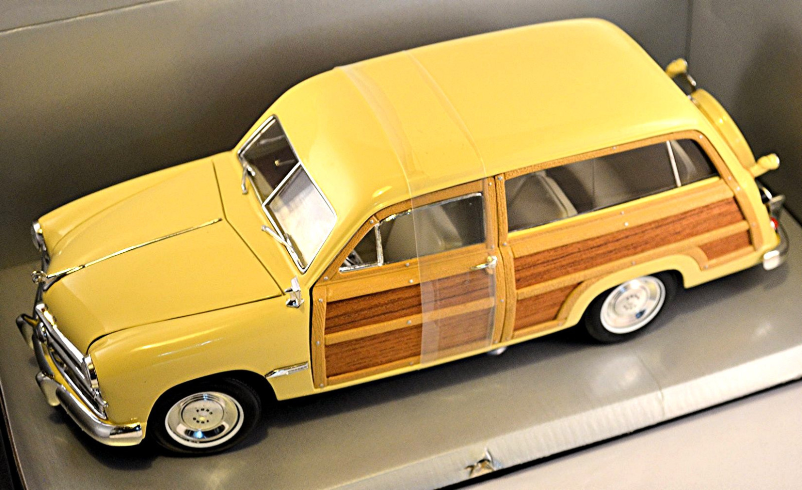 1/18 1949 フォード ウッディーワゴン モーターシティクラシクス