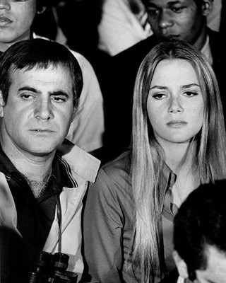 TIGE ANDREWS AND PEGGY LIPTON IN ''THE MOD SQUAD'' - 8X10 PUBLICITY PHOTO (AZ508)