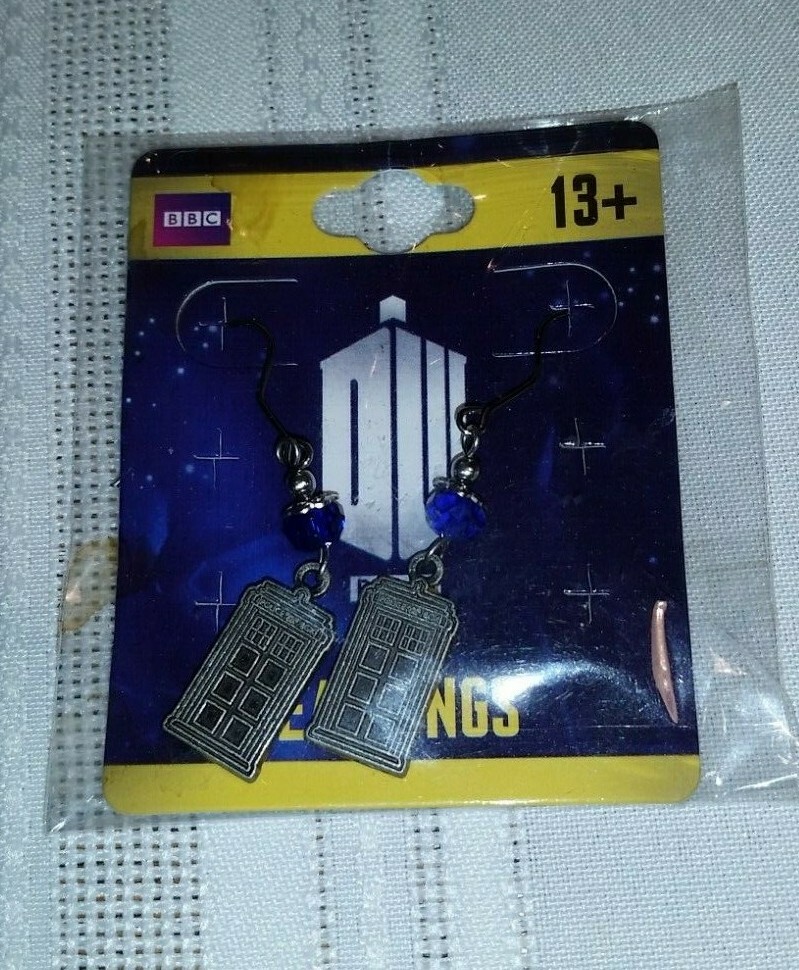 Dr. Who Tardis necklace and earrings