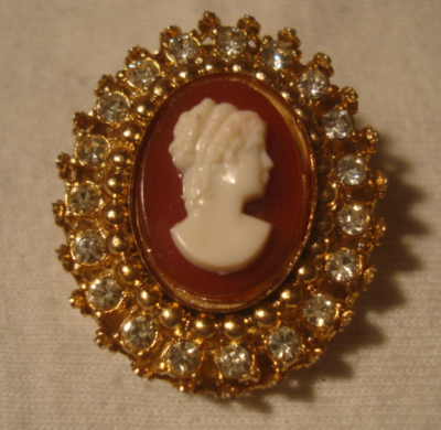 Coro cameo brooch deals