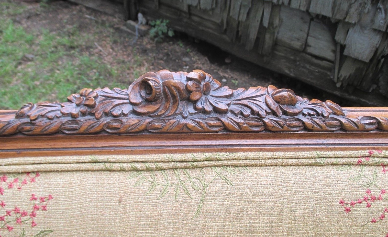 VINTAGE EARLY 20th CENTURY CARVED WOOD LOUIS XVI UPHOLSTERED SETTEE