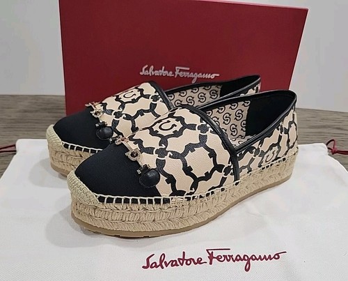シューズ・サンダルその他 FERRAGAMO Woman Wedge shoes Black 766333 001 Ferragamo 105mm pointed-toe high-wedge Sandals | Black