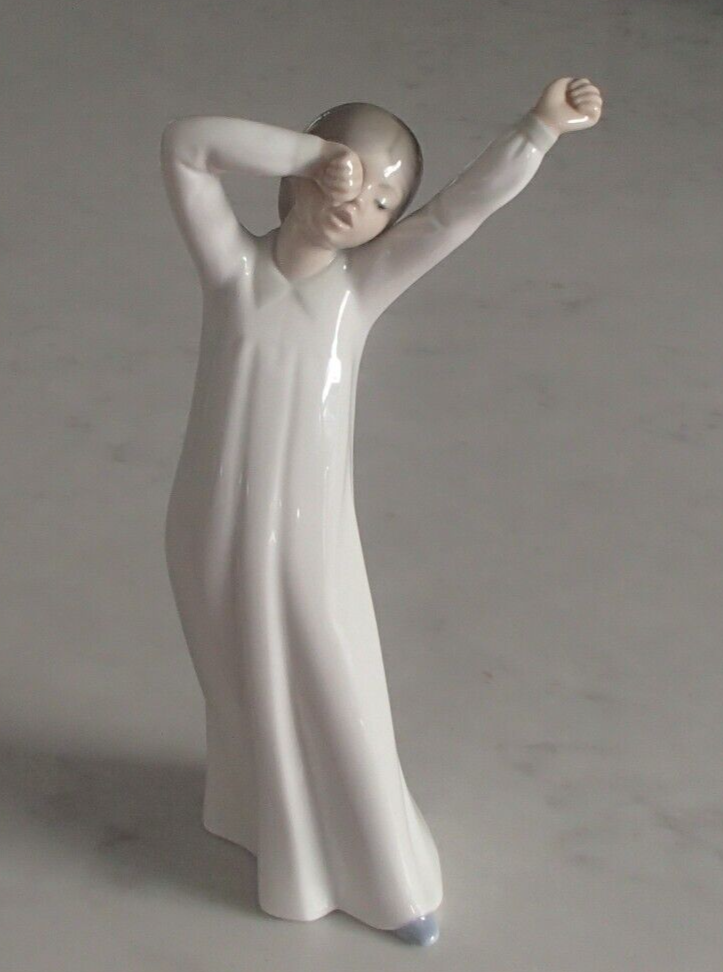リヤドロ Lladro Nao by Lladro Girl Yawning NAO BY LLADRO #230 GIRL YAWNING Ready For Bed PORCELAIN