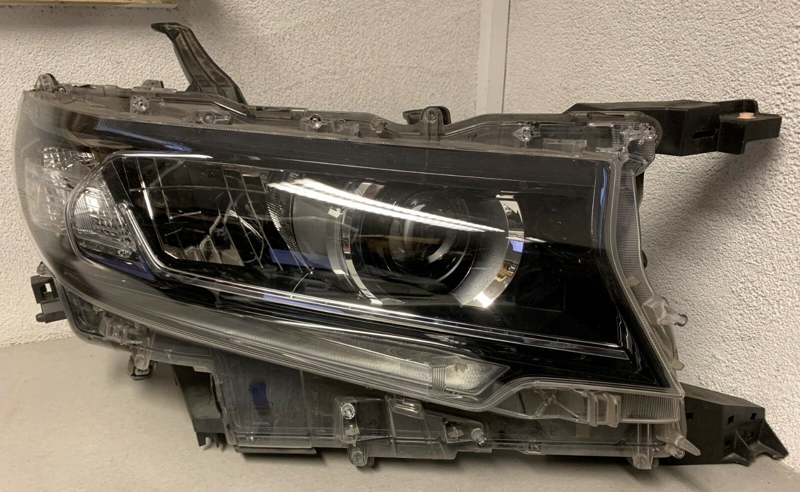 Toyota Land Cruiser LED Headlight Right 85611-28011 Koito 60