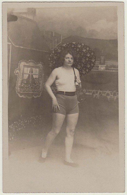 Original 1930er Dame Im Badeanzug U. Schirm, 