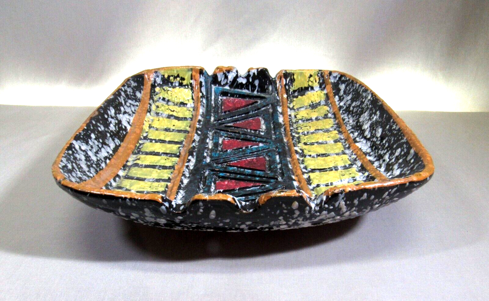 MID CENTURY MODERN GEOMETRIC DESIGN CERAMIC ASH TRAY MADE IN ITALY