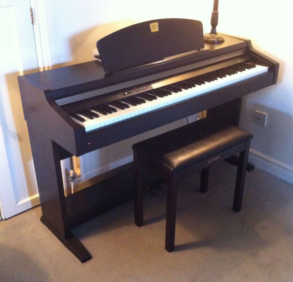 Yamaha Clavinova CLP920 Digital Piano in rosewood, weighted keys, 2