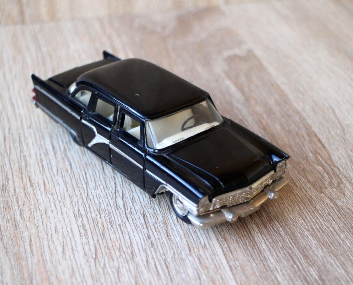 【レア】ソ連製のミニカー チャイカGAZ-13箱付き(1/43スケール) レア】ソ連製のミニカー チャイカGAZ-13箱付き(1/43スケール