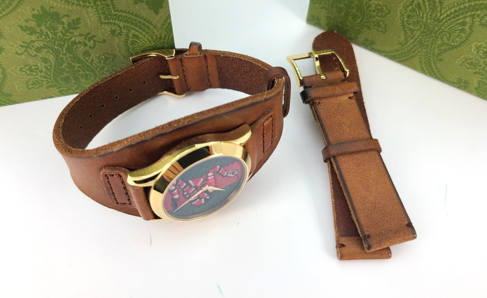 Pre-owned Gucci Le Marche Des Merveilles Green Red Dial Snake Leather Strap Unisex Watch