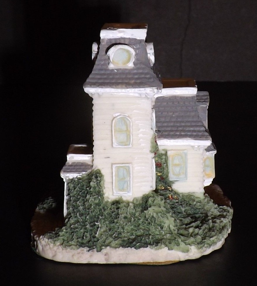 The Dubois Mansion Figurine (122418)