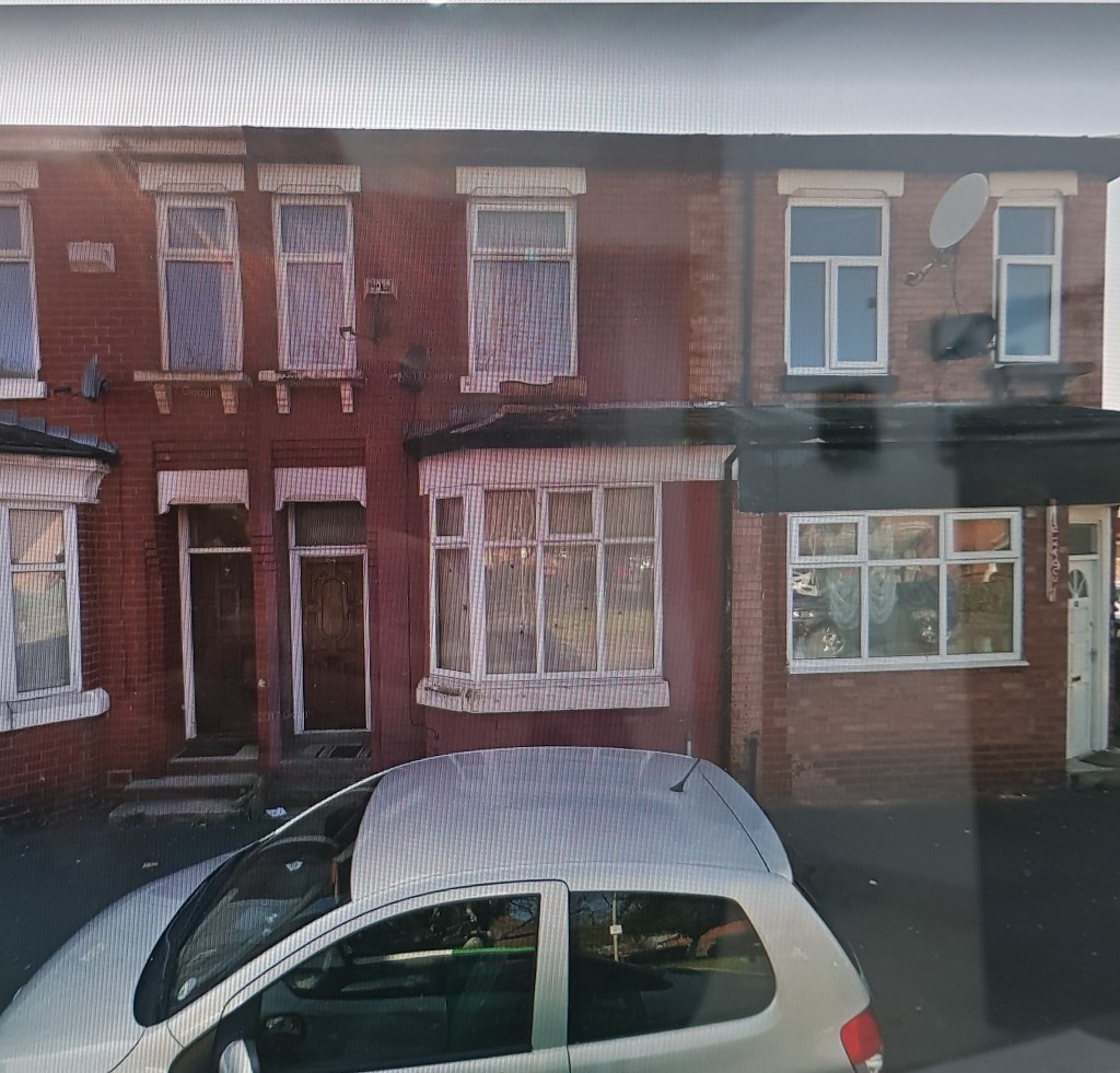 A THREE BEDROOM PROPERTY AVAILABLE NOW STUDENTS OR PROFESSIONAL