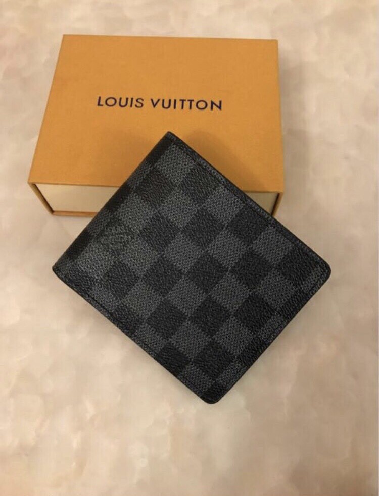 Louis Vuitton Men’s Wallet, Black leather, 100 authentic in