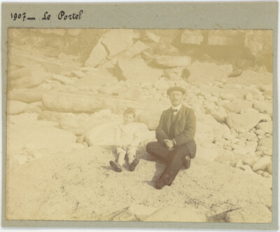 Le Portel (Pas-de-Calais). Sur les rochers. Citrate 1907.