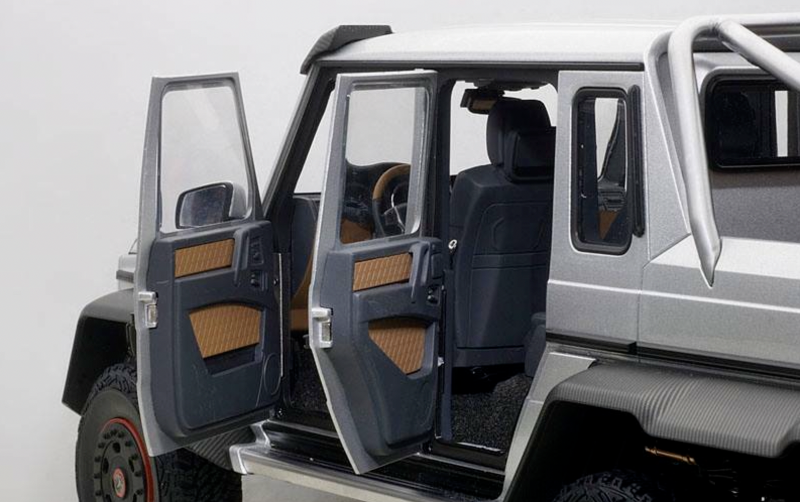 1/18 Mercedes G63 AMG 6X6 Silver Model Car By Autoart 76301