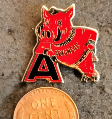 University of Arkansas Razorbacks RARE OLD 1958-2001 Mascot Logo Pin