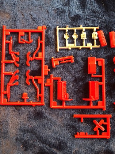 MONOGRAM '57 CHEVY HARDTOP JUNKYARD-#2225 - 1/24- 283 CU IN STOCK & CUSTOM MOTOR