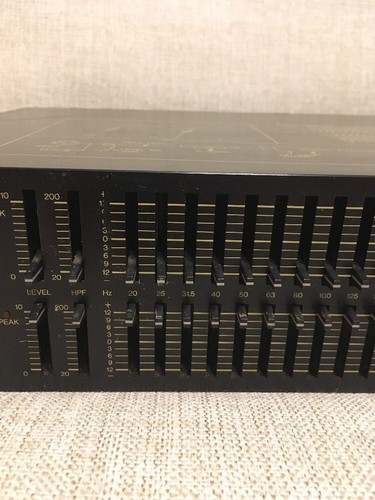 YAMAHA Q2031A GRAPHIC EQUALIZER-2 X 31 BAND- NOT TESTED- UNKNOWN CONDITION