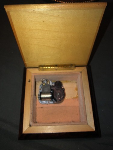 Vintage Reuge Music Box Heart  Inlay Wooden Italy Windup 5-1/4” Across A3