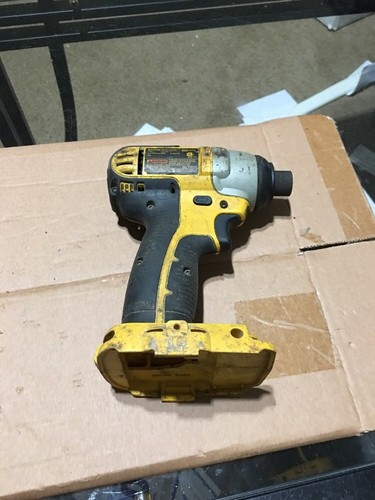 (RI7) DeWalt DCF826 1/4