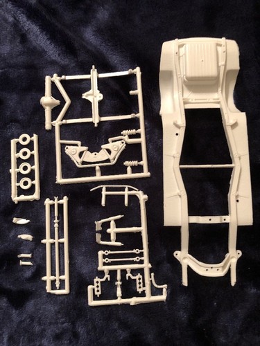 AMT MODERN CLASSIC 1953 STUDEBAKER JUNKYARD PARTS #T396 CHASSIS ONLY