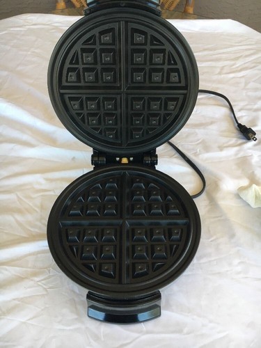 OSTER BELGIAN WAFFLE IRON MAKER MACHINE MODEL 3883 CHROME ROUND NON STICK