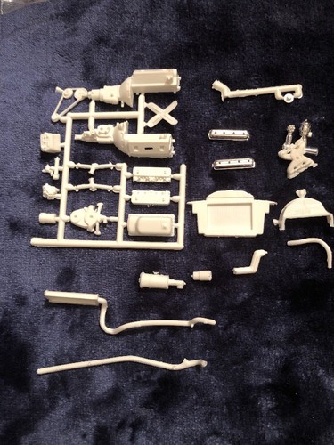 AMT MODERN CLASSIC 1953 STUDEBAKER JUNKYARD PARTS #T396 V-8 MOTOR ONLY-NEW PARTS