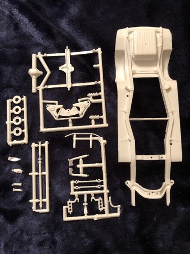 AMT MODERN CLASSIC 1953 STUDEBAKER JUNKYARD PARTS #T396 CHASSIS ONLY