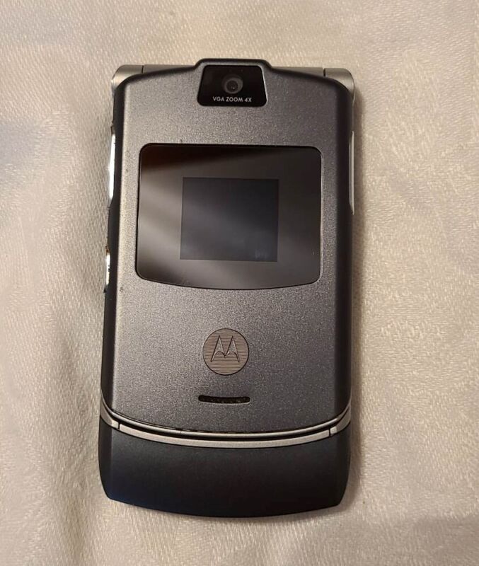 Motorola RAZR V3a - Cosmic blue (Alltel) Cellular Phone SUPER CLEAN with Charger