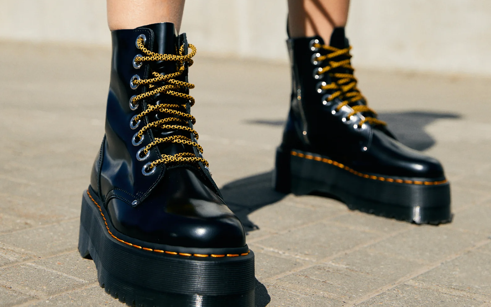 DR. MARTENS JADON MAX COMBAT PLATFORM BOOTS IN BLACK OXFORD