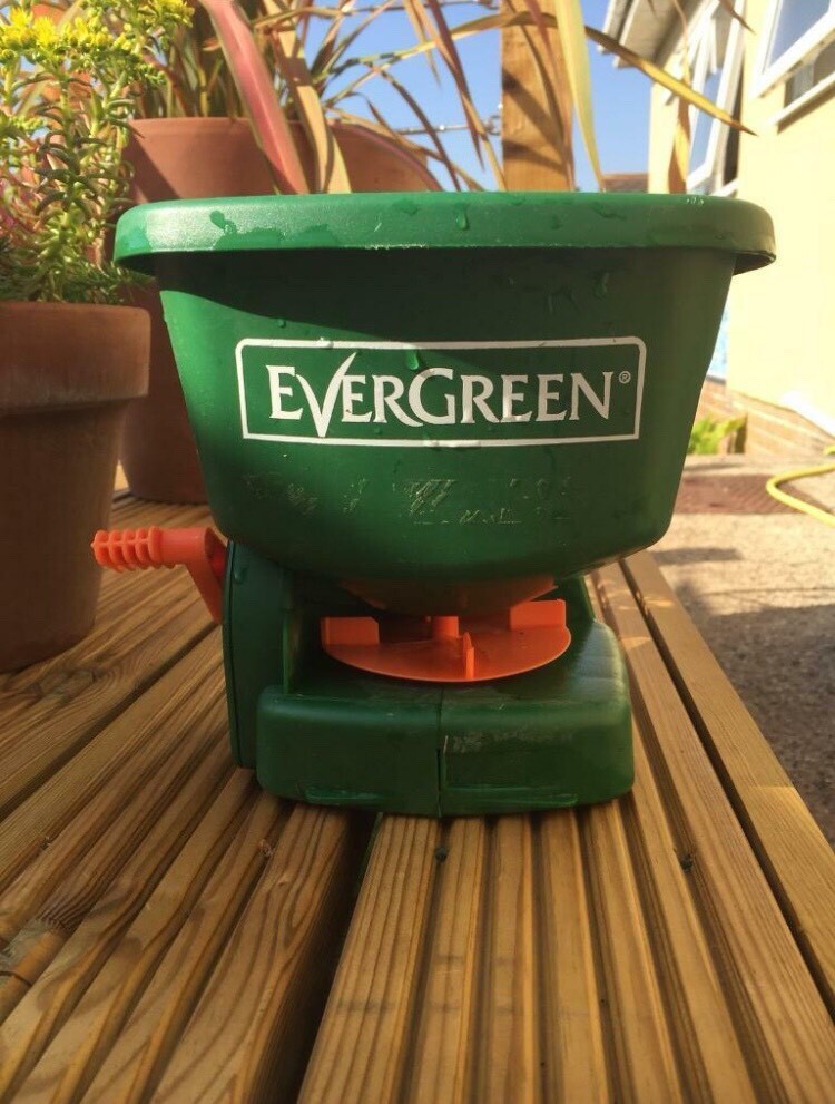 Evergreen handy spreader, handheld lawn seed /fertiliser. in Preston