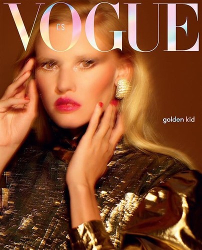 女性情報誌 Vogue Russia Magazine October 2020 o_1ea9mer8m1eih14ij1dg1q6cgdqk