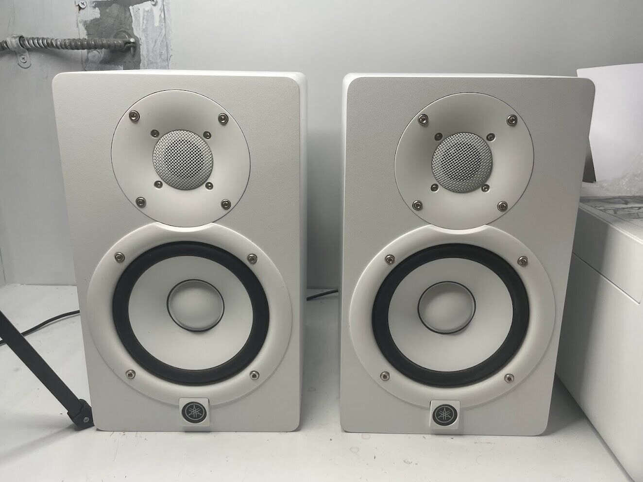 Used Yamaha HS5 White Studio Monitor Speaker Pair Bundle (2 Used Yamaha HS5 White Studio Monitor Speaker Pair Bundle (2