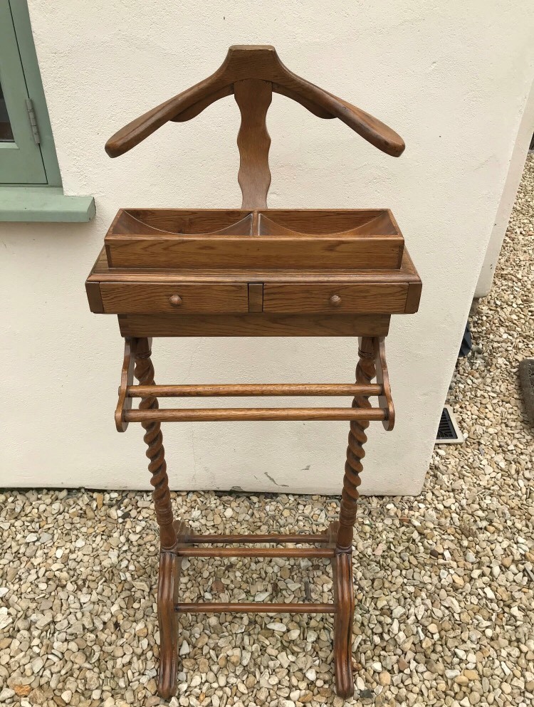 Gentleman’s Valet solid oak suit stand in Chinnor, Oxfordshire