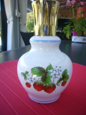 LAMPE BERGER PORCELAINE REVOL. Motifs fleurs bleues et Paons. Excellent