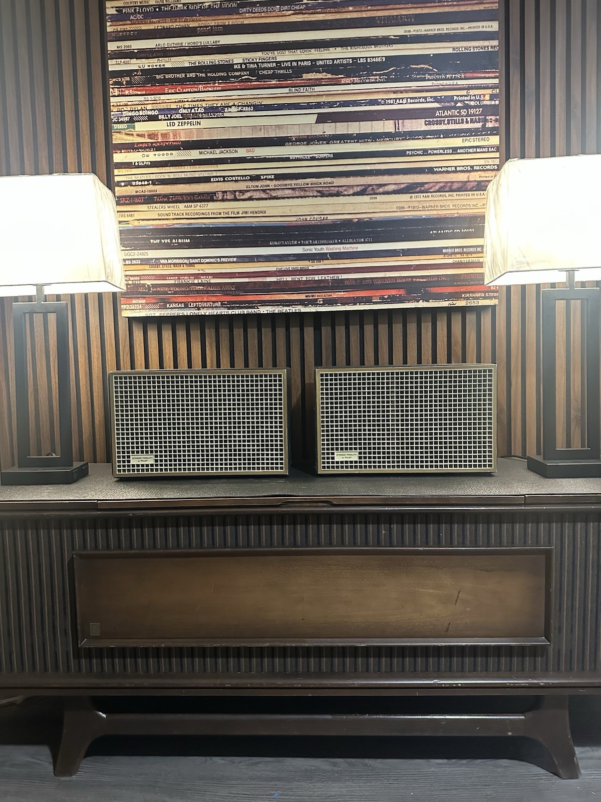 Pair of Vintage Pilot S160 Speakers In Excellent Condition