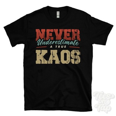 NEVER UNDERSCHIMATE A TRUE KAOS T-SHIRT - Wear Your Name Proudly