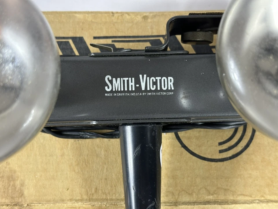 Vintage Smith Victor  L20 - 2 Socket Light Bar - Bulbs are included. - Image 3 of 4