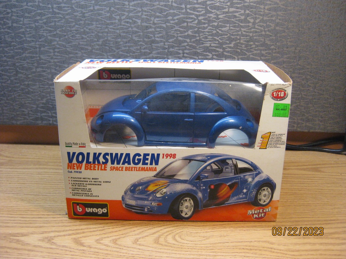 1/18 1998 VOLKSWAGEN VW NEW BEETLE , UNBUILT KIT IN BLUE BY BURAGO