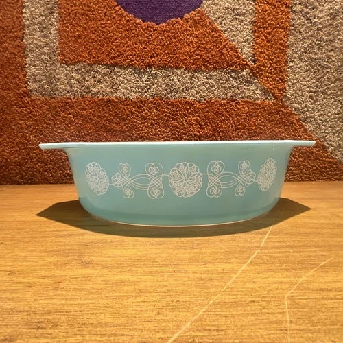 ✨Vintage Find✨ Pyrex Lace Medallion 2.5 Qt Casserole Dish