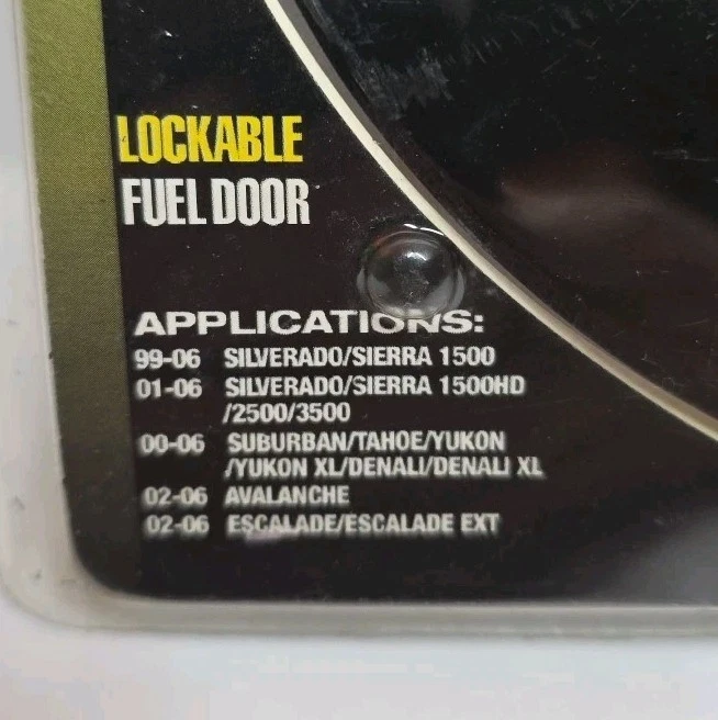 Puerta de combustible bloqueable de aluminio Bully Billet Chevy y GMC BBS-1212CK negra Foto 3 de 4