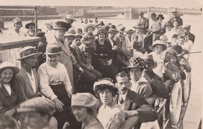 Edwardian RPPC Foto Fluss Boot Ausflug Gruppe Männer Frauen Kinder Hüte Brücke