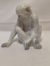 Gebrüder Heubach Lichte | Art Deco Porzellan Tierplastik Sitzender Affe um 1930