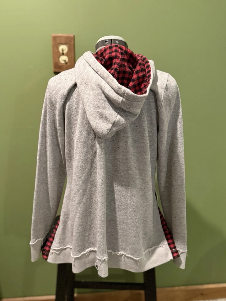 ¡¡Perfecto para ropa navideña!!!Sudadera con capucha gris Maurices con forro a cuadros de guinga roja Foto 4 de 4