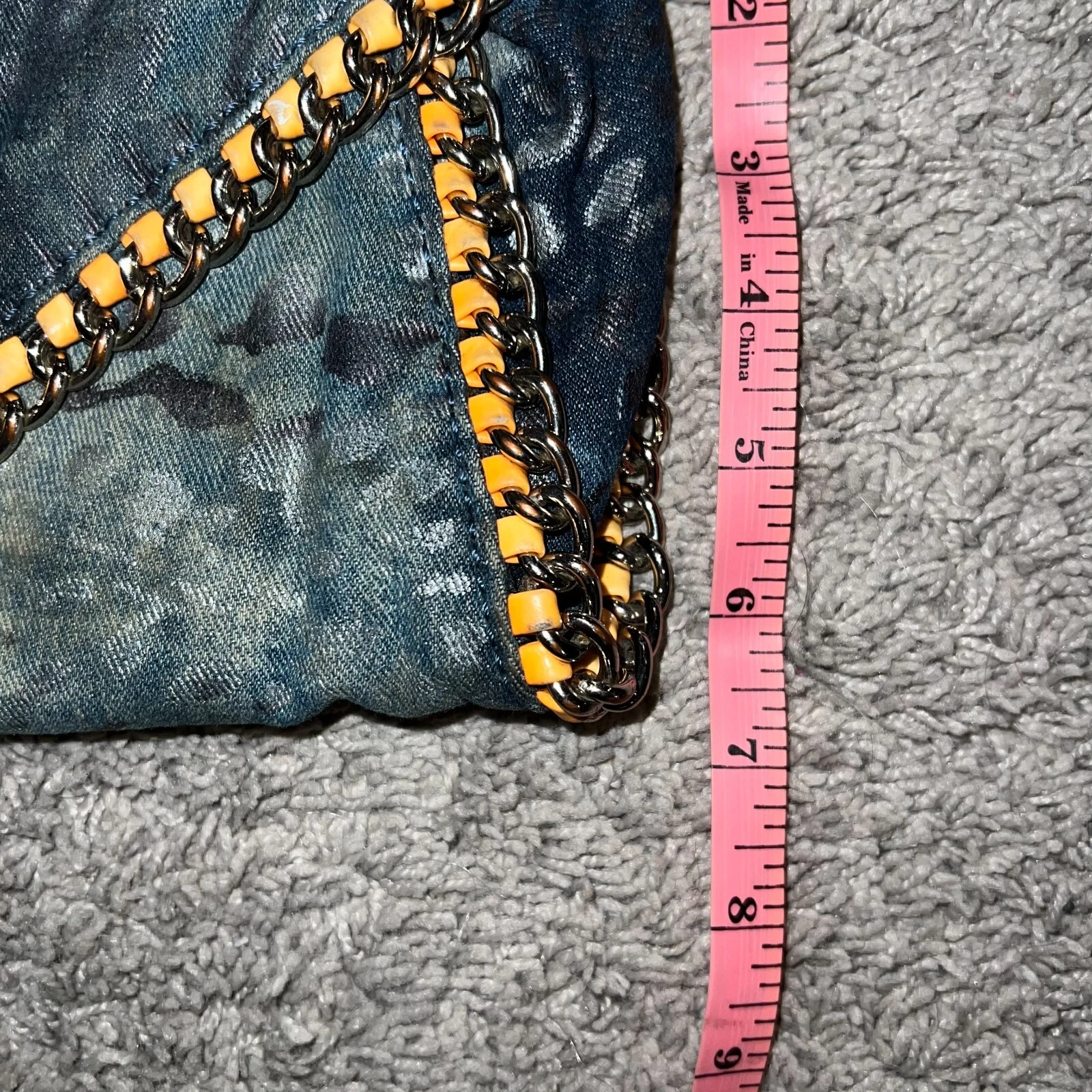 Pochette pochette Guess blu rosa mimetica denim look Y2K catena accento patta