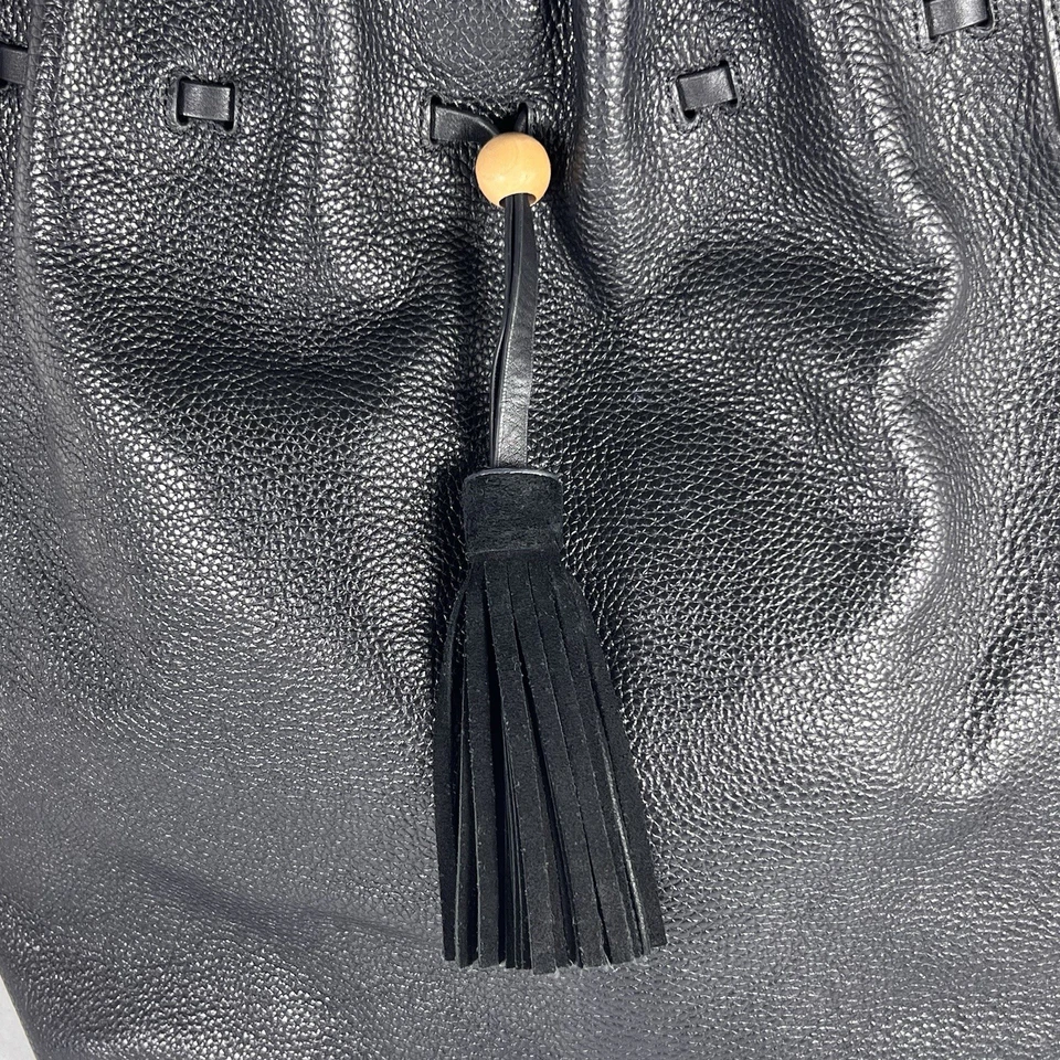 Bolso de mano hobo de cuero de peluche Elizabeth and James negro con cordón correa única Foto 3 de 4