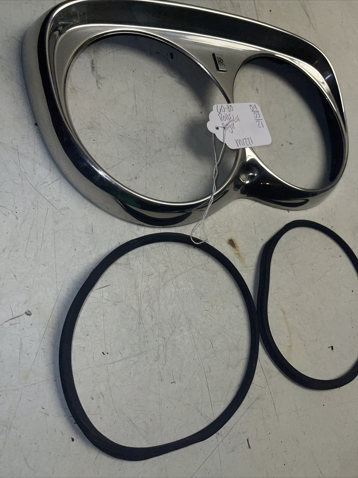 60 - 80 ROLLS ROYCE SILVER SHADOW LEFT HEADLIGHT CHROME TRIM RING DOOR M1221